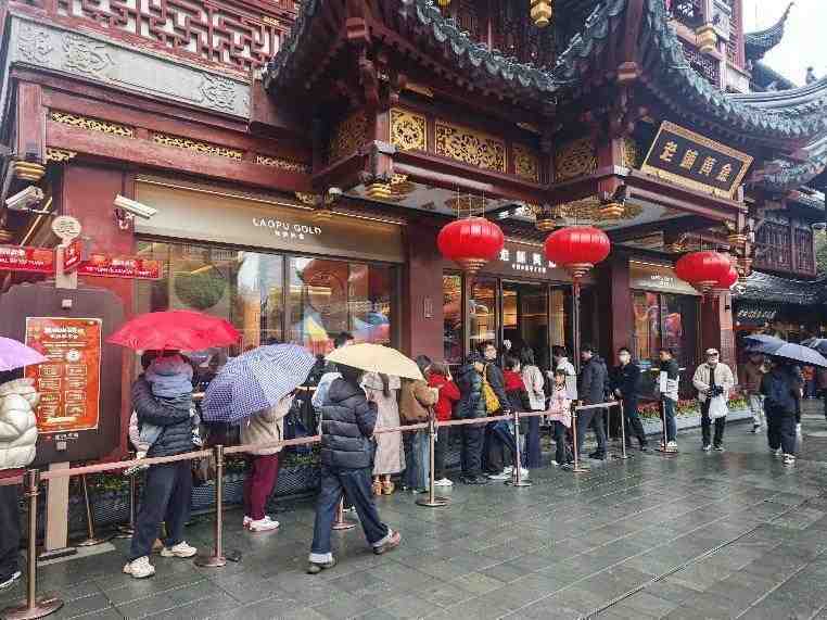  上海豫园细雨中，老铺黄金门店再度热闹非凡；涨价消息传开，消费者热情不减。 股票财经 上海豫园细雨中，老铺黄金门店再度热闹非凡；涨价消息传开，消费者热情不减。 股票财经