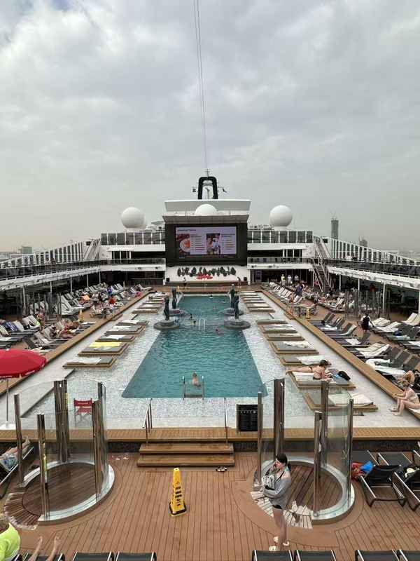  霍尔木兹海峡航道受阻，六艘豪华邮轮困守中东港口；中国中老年游客团体情绪平稳，船上供应充足。 文化旅游