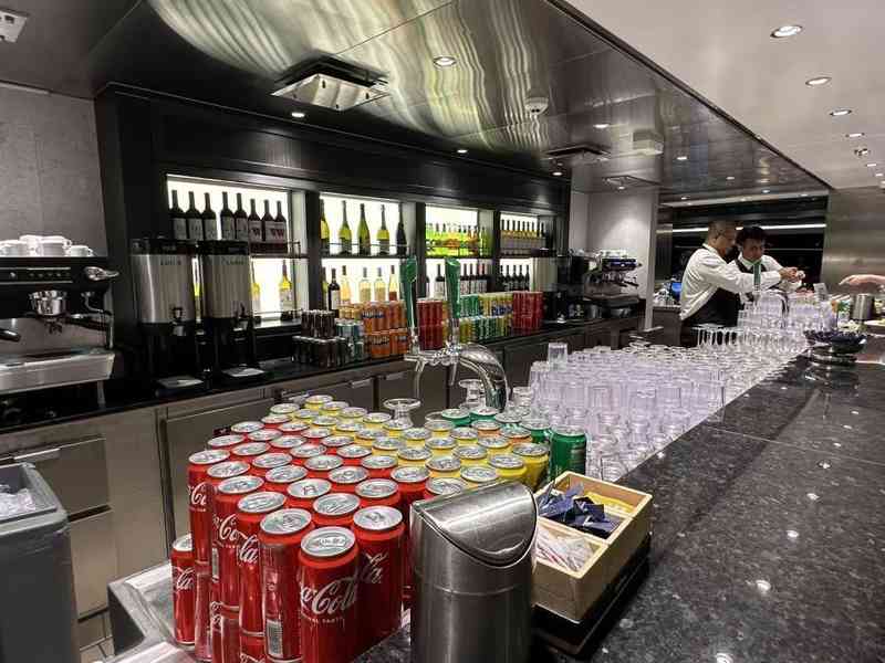  霍尔木兹海峡航道受阻，六艘豪华邮轮困守中东港口；中国中老年游客团体情绪平稳，船上供应充足。 文化旅游