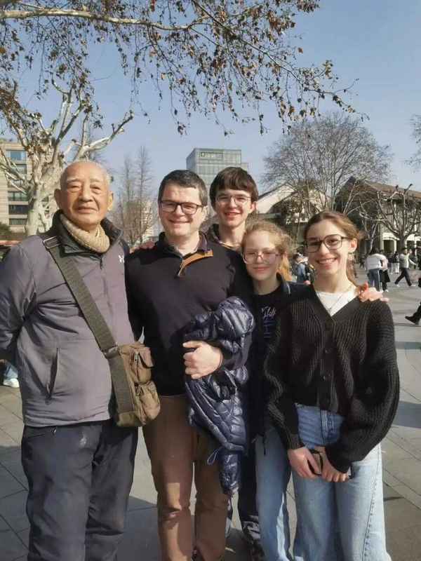 98岁仍流利说英语,周盘麟爷爷的故事;启示我们,学习永无止境。 教育招生