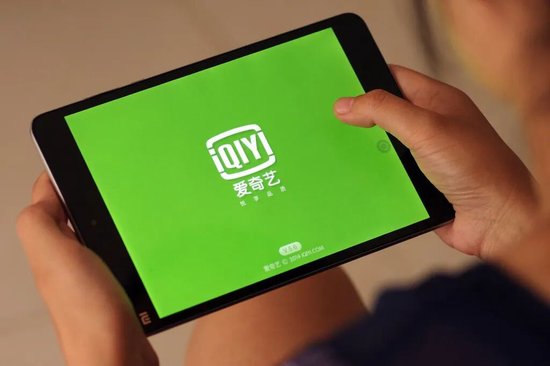  爱奇艺财报喜忧交织，营收连续回落净利润转亏，长视频赛道存量博弈白热化；海外业务与新尝试虽现曙光，但破局仍需时间检验。 娱乐新闻