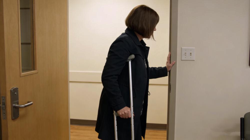 一位肢残女孩追寻爱情的曲折经历;从温暖相助到信任崩塌,最终面对残酷真相。 情感心理