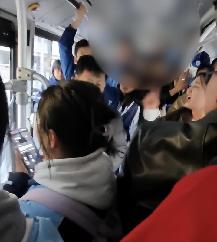 延安公交惊魂一刻,高中生挺身而出;警方迅速介入,嫌疑人已被控制。 新闻 延安公交惊魂一刻,高中生挺身而出;警方迅速介入,嫌疑人已被控制。 新闻 延安公交惊魂一刻,高中生挺身而出;警方迅速介入,嫌疑人已被控制。 新闻 延安公交惊魂一刻,高中生挺身而出;警方迅速介入,嫌疑人已被控制。 新闻