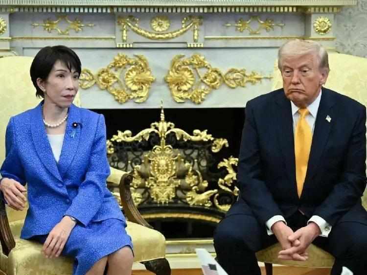  高市早苗访美期间姿态引争议；白宫照片曝光后，日本舆论强烈反弹。 新闻 高市早苗访美期间姿态引争议；白宫照片曝光后，日本舆论强烈反弹。 新闻