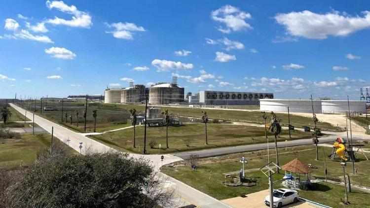  高市早苗访美期间姿态引争议；白宫照片曝光后，日本舆论强烈反弹。 新闻 高市早苗访美期间姿态引争议；白宫照片曝光后，日本舆论强烈反弹。 新闻