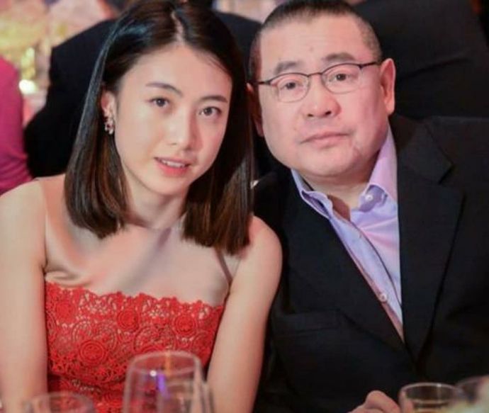  父亲身家超过李嘉诚，他不爱美女爱丑女，继承60亿家产坐地铁上班 新闻