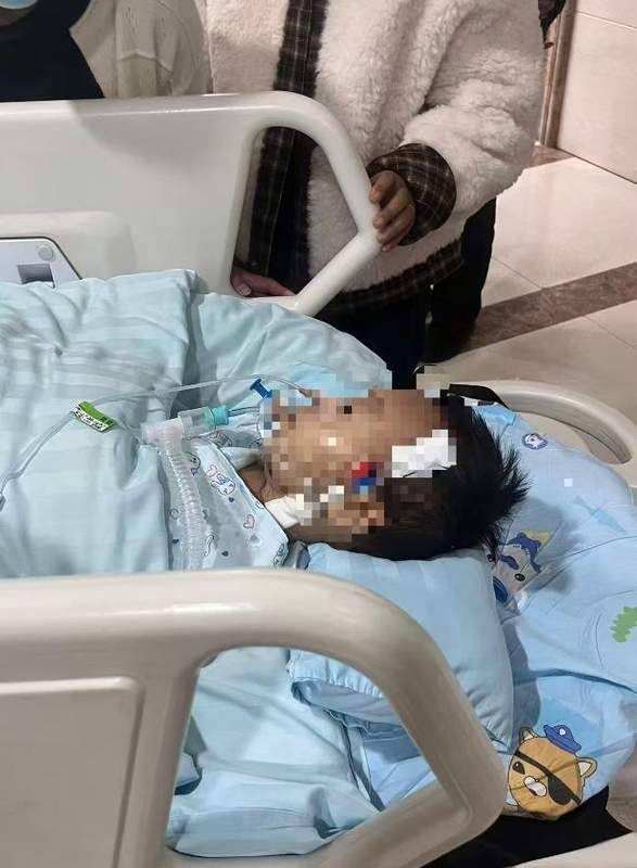 1岁8个月幼儿误中鼠药；父母奔波求医，ICU内生命脆弱；社会关爱点亮希望之光