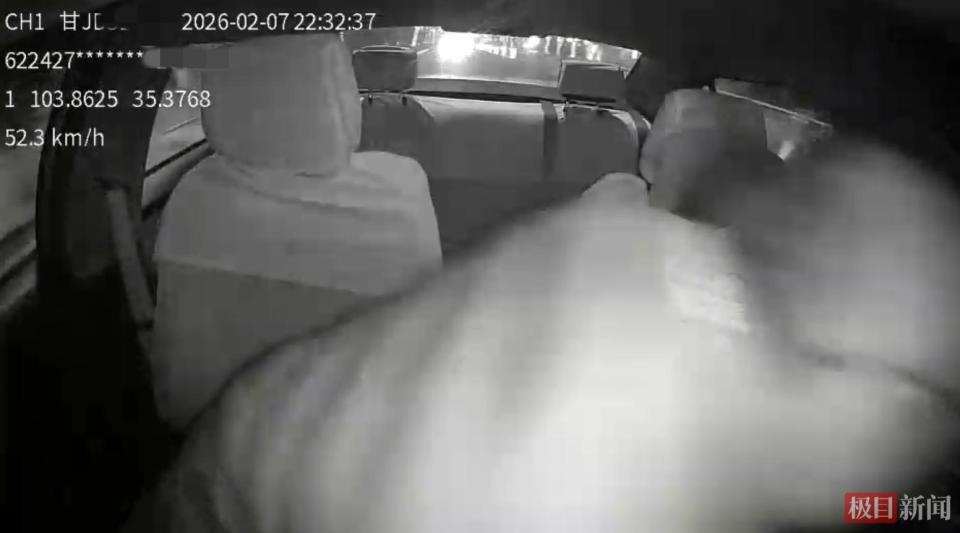  甘肃临洮一男乘客抢夺出租车方向盘致撞树，26秒后跳车逃跑被警方控制 新闻 甘肃临洮一男乘客抢夺出租车方向盘致撞树，26秒后跳车逃跑被警方控制 新闻