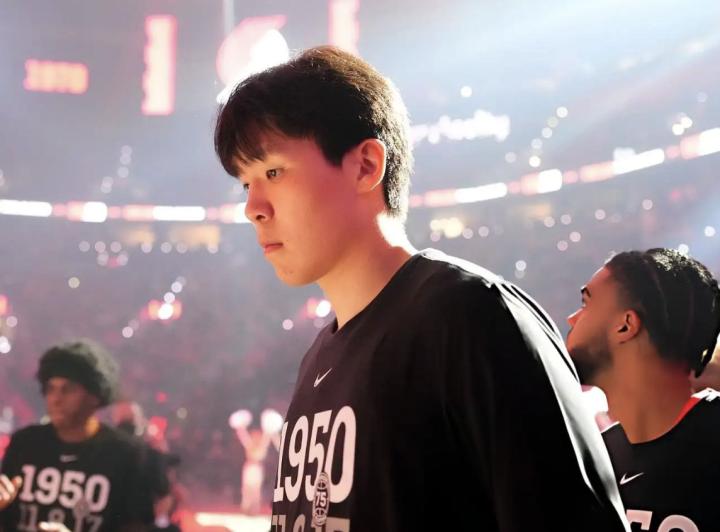 NBA中国官网:杨瀚森最近有个“不成文义务”,给伤员当“陪练” 新闻