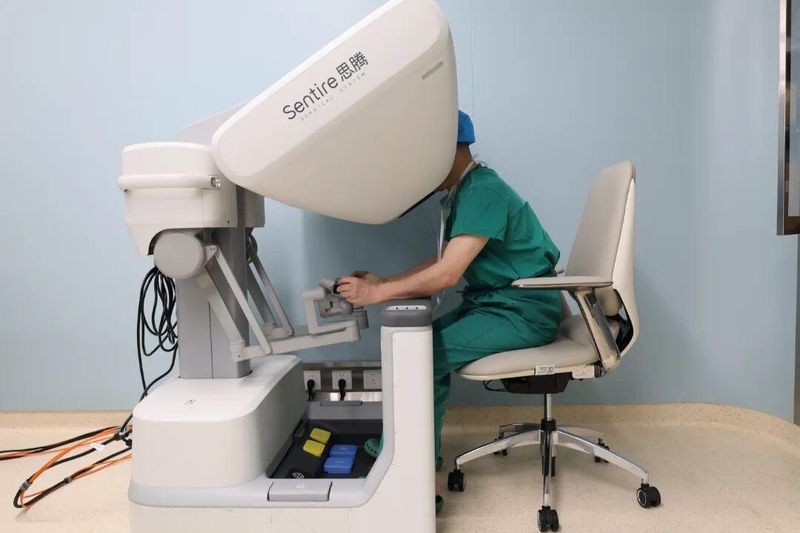  机器人腹腔镜手术落地大理：技术普惠的里程碑时刻 健康养生