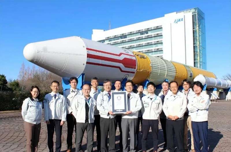  当年轻人走上街头反对自己曾经支持的人：日本政坛正在发生什么 新闻