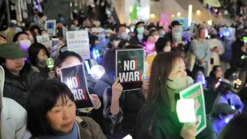  当年轻人走上街头反对自己曾经支持的人：日本政坛正在发生什么 新闻