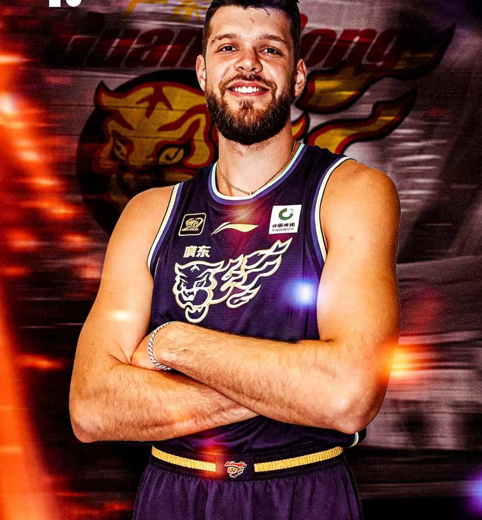  等了半赛季的大外援终于来了！广东球迷那些揪心又暖心的日子 体育新闻